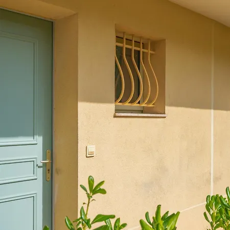 Apartment Les 15 Pins & La -your Getaway Near Sea & *