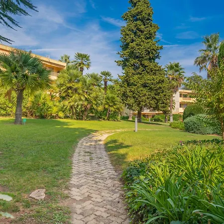 Apartament Les 15 Pins & La -le Calme D'un Parc, Piscine, La A Proximite Antibes