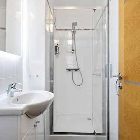 Apartmanhotel Les 15 Pins & La - Piscines, A 5min, Climatisation Antibes