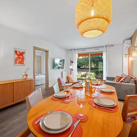 Apartmanhotel Les 15 Pins & La - Piscines, A 5min, Climatisation 3*