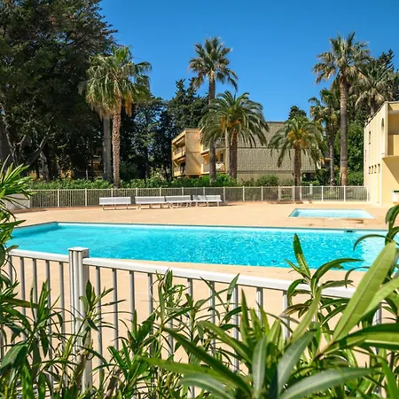 Apartmanhotel Les 15 Pins & La - Piscines, A 5min, Climatisation 3*