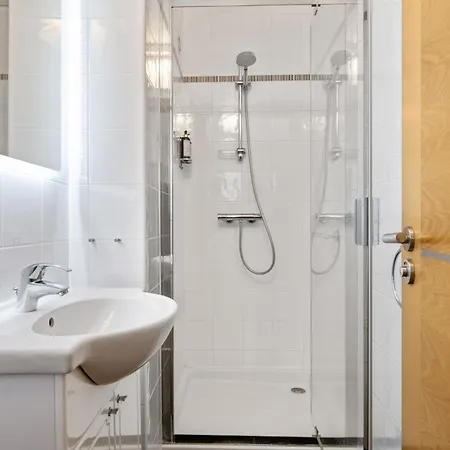 Apartmanhotel Les 15 Pins & La - Piscines, A 5min, Climatisation 3*